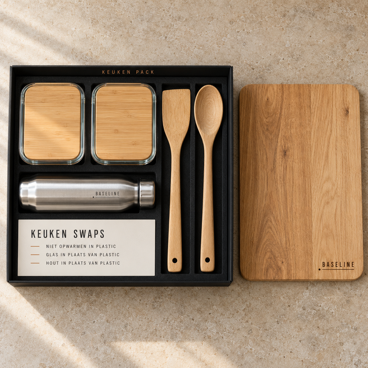 Conceptbeeld van het Keuken Pack met glazen bakjes, RVS fles, houten spatel en lepel, eiken snijplank en de keukenswaps-kaart